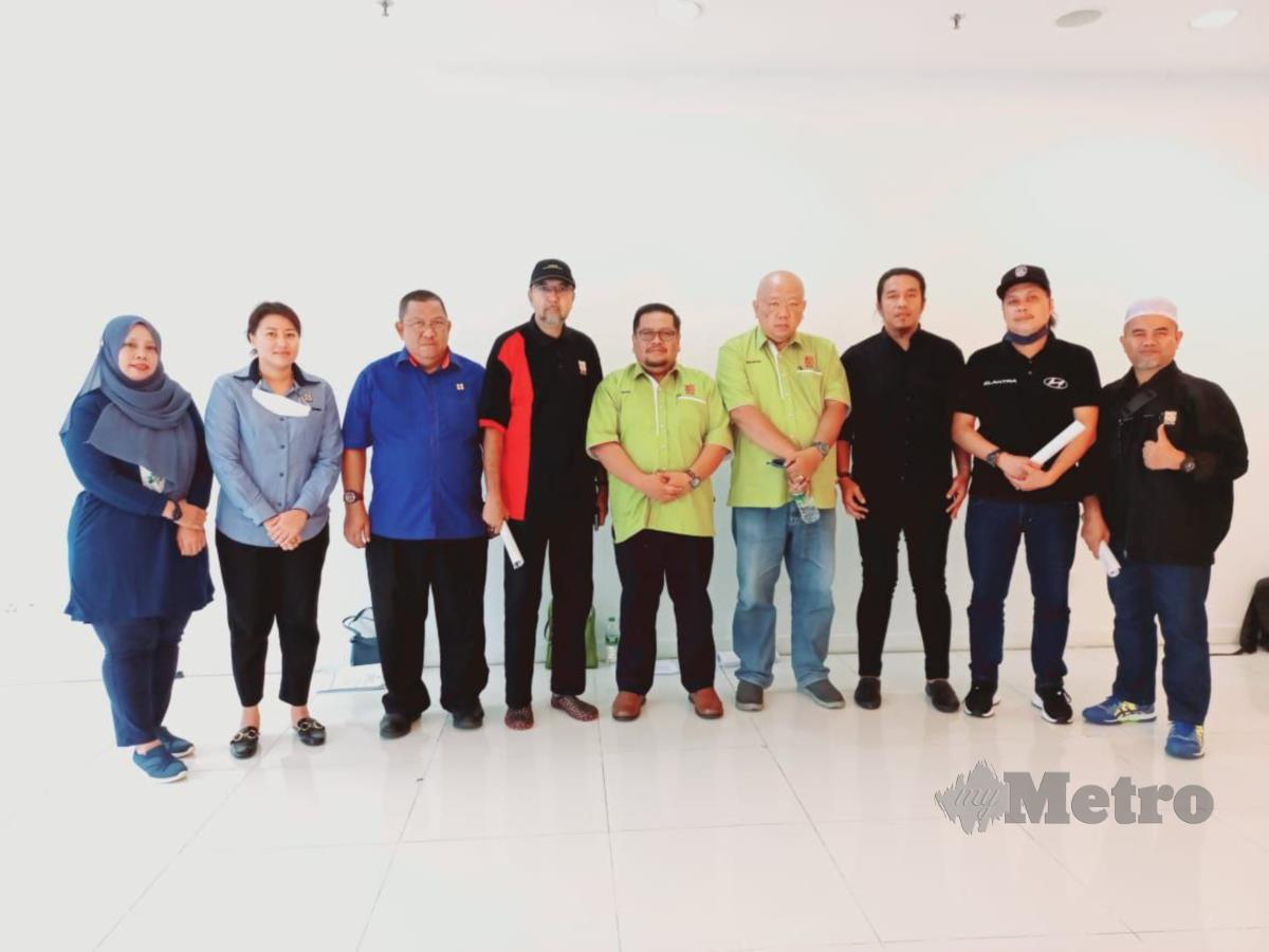 Mohd Fadzil (lima dari kiri) bergambar bersama sebahagian perwakilan yang terpilih pada Mesyuarat Agung Kawasan Zon 1 di Balai Berita, Bangsar, di sini, hari ini.
