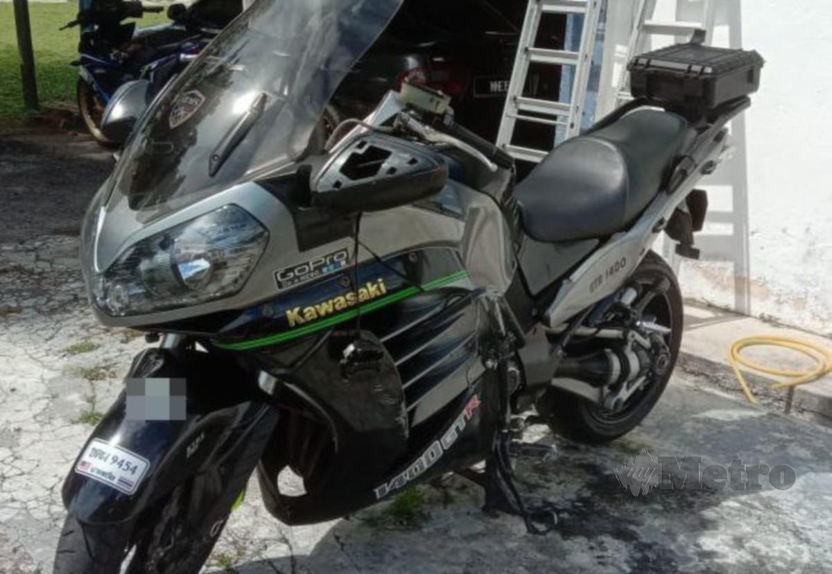 Motosikal berkuasa tinggi jenis Kawasaki GTR1400 yang dinaiki sepasang suami isteri yang menyebabkan pemboncengnya maut kerana terbabas dalam kejadian di Bukit Bunga, di sini, pagi semalam. FOTO IHSAN POLIS