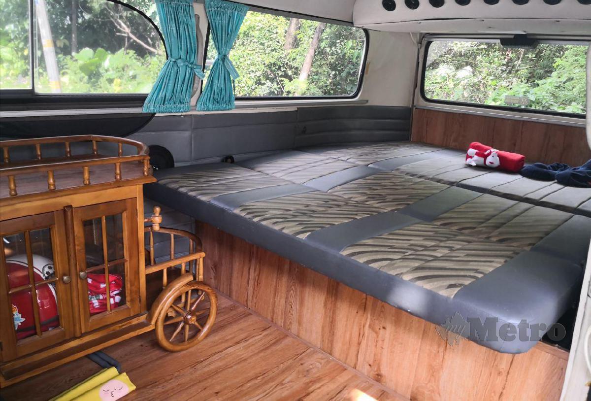 DEKORASI dalaman camper van yang dilengkapi tilam, rak barangan serta kelengkapan lain.