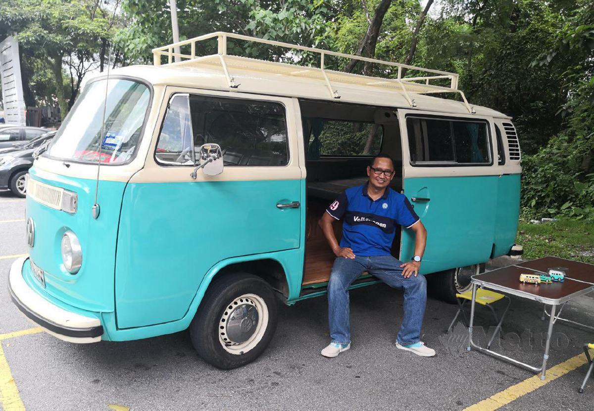 MOHD Sani bersama camper van yang dimilikinya sejak lima tahun lalu.