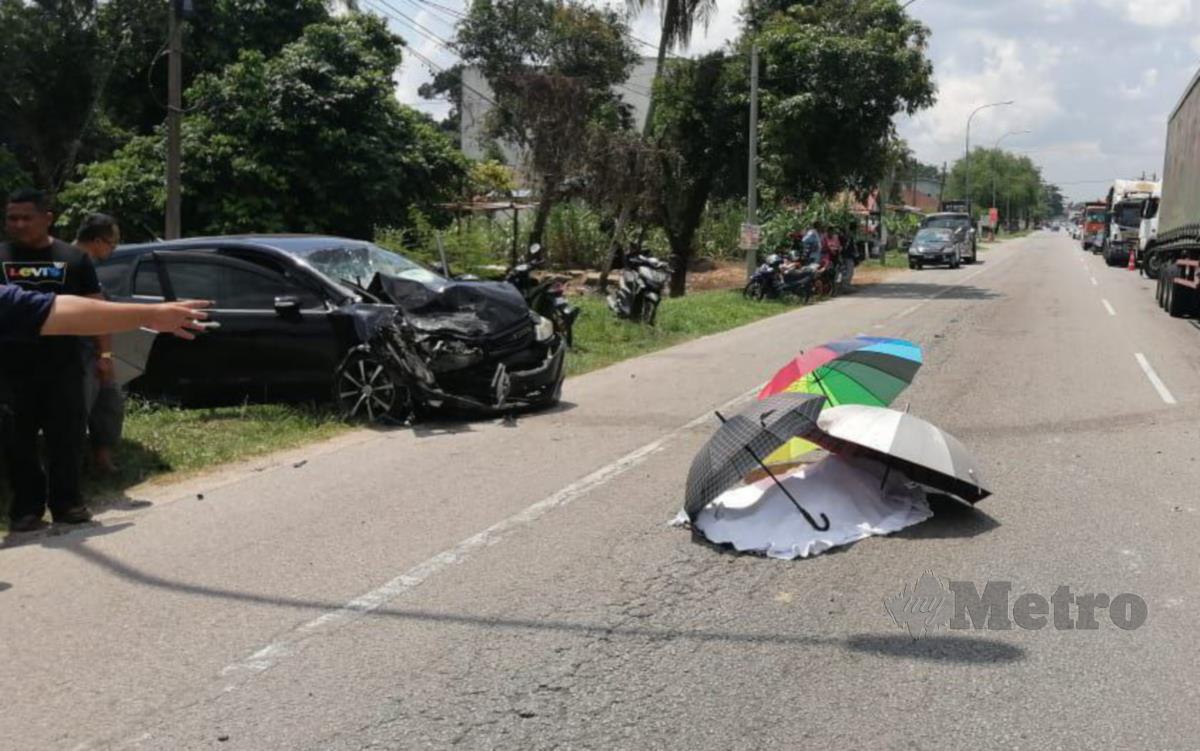 Jenazah pejalan kaki yang maut selepas melambung beberapa meter akibat dirempuh sebuah kenderaan pelbagai guna (MPV) dalam kejadian di Kampung Dendang, Ketereh di sini tengah hari semalam. FOTO IHSAN POLIS