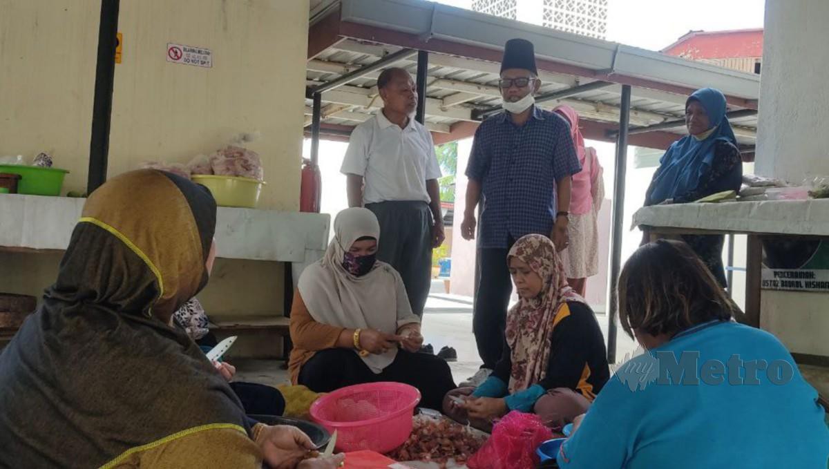 ABON (berdiri, tengah) bertemu dengan kaum ibu yang sedang bergotong-royong membuat persiapan bagi menyediakan makanan kepada petugas sempena TKHM Korban 2022. FOTO Rosman Shamsudin.