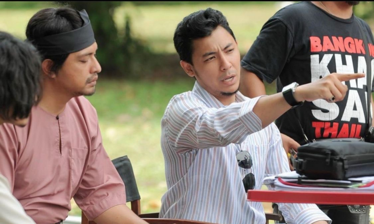 Syamsul bersama Datuk Adi Putra yang melakonkan watak Mat Kilau ketika penggambaran filem itu.