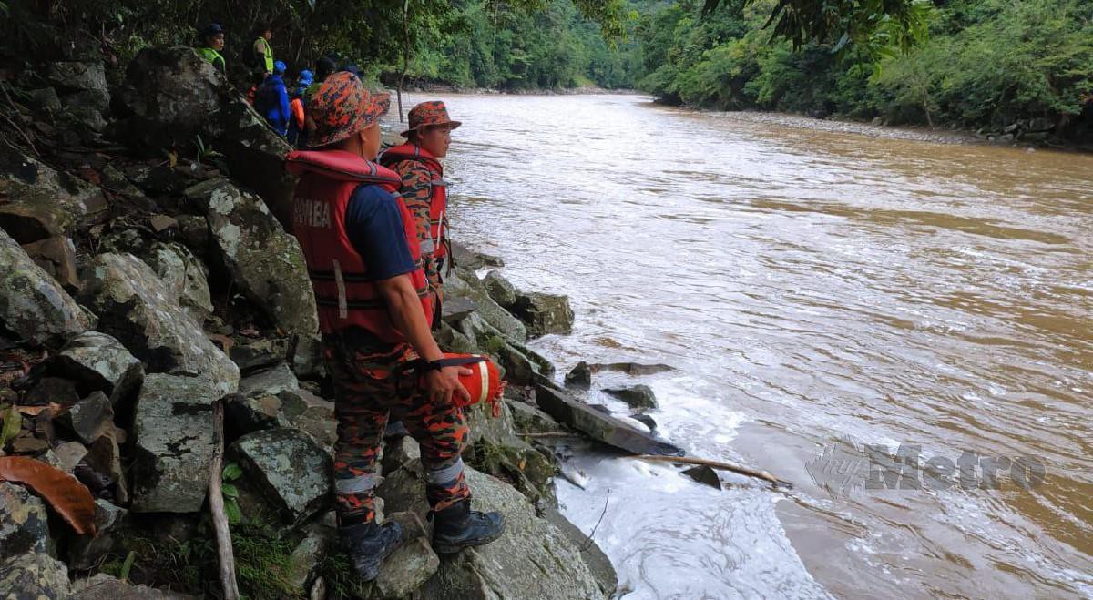 Pasukan bomba menjalankan operasi pencarian di tebing sungai sepanjang empat kilometer. FOTO Ihsan Bomba