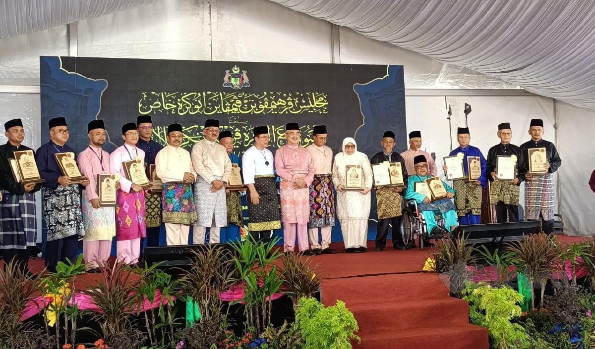 Sebahagian penerima anugerah khas tokoh -tokoh Maal Hijrah 1443 peringkat negeri Melaka di Pusat Islam Melaka, Bukit Palah bersama Yang di-Pertua Negeri Tun Seri Setia Mohd Ali Mohd Rustam. FOTO NAZRI ABU BAKAR