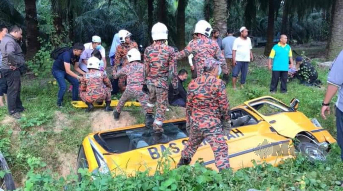 Bas sekolah dinaiki 16 kanak-kanak lelaki dan perempuan terbabas ke dalam parit di jalan berhampiran Taman Rhu, Tikam Batu hari ini. FOTO TULAR