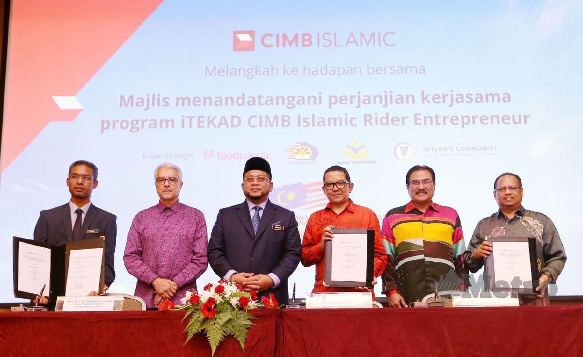 AHMAD Marzuk (tiga kiri) menyaksikan Majlis Perjanjian Persefahaman antara Yayasan Waqaf Malaysia, CIMB Islamic Bank dan Yayasan Belia Malaysia. FOTO Saifullizan Tamadi