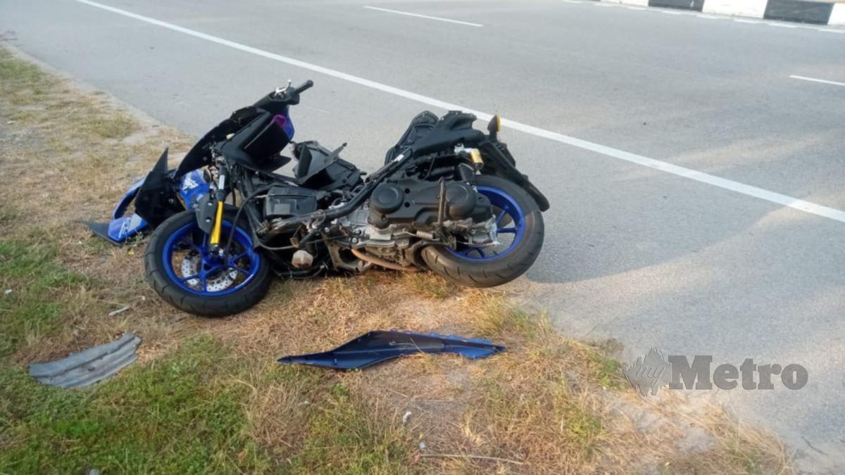 Keadaan motosikal mangsa yang terbabit dalam kemalangan di Kilometer 53 Jalan Kuala Terengganu-Kuantan, Marang. FOTO IHSAN POLIS