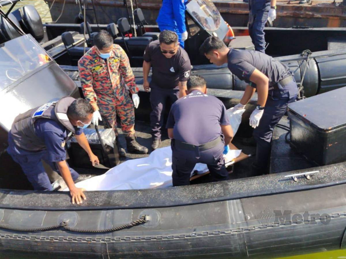 ANGGOTA keselamatan menguruskan mayat nelayan yang ditemukan lemas selepas terjatuh dari bot. FOTO Ihsan APMM 