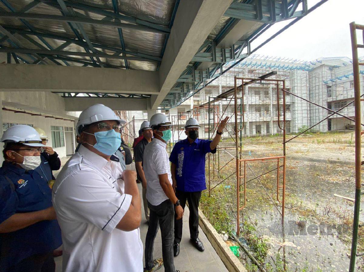 REEZAL Merican melihat pembinaan projek SMK Bertam Putra yang terbengkalai. FOTO Nur Izzati Mohamad