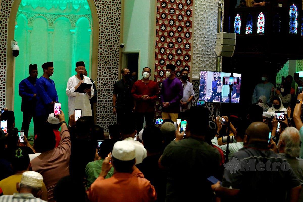 NAJIB melafazkan sumpah laknat selepas menunaikan solat hajat dan doa munajat di Masjid Jamek Kampung Baru. FOTO Hairul Anuar Rahim
