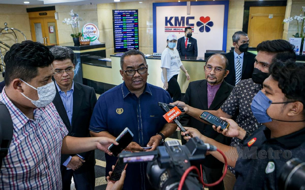 MUHAMMAD Sanusi ditemui media ketika lawatan di Pusat Perubatan Kedah. FOTO Luqman Hakim Zubir.