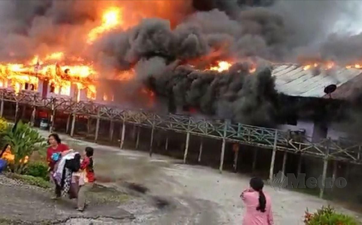 RUMAH Panjang Yamin, di Selangau, musnah dalam kebakaran. FOTP Ihsan JBPM