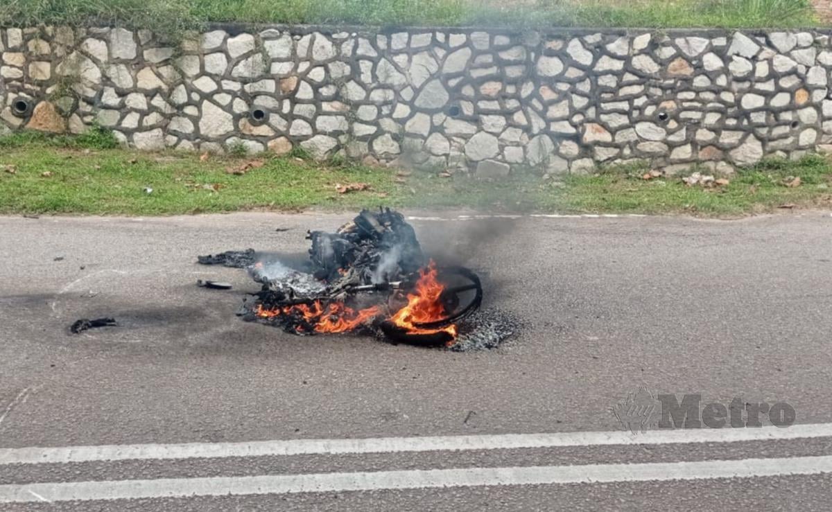 Keadaan motosikal ditunggangi pelajar kolej vokasional terbakar selepas dirempuh sebuah kereta pagi tadi di KM 7 Jalan Asahan-Jasin. FOTO IHSAN PDRM