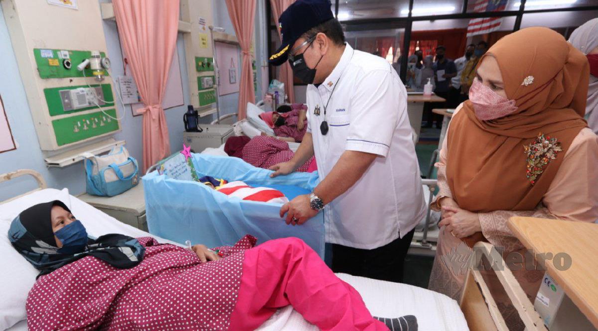 Sulaiman melawat bayi Merdeka yang lahir di Hospital Melaka, hari ini. FOTO NURALIAWATI SABRI