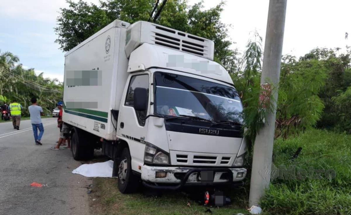 Keadaan lori yang melanggar sebuah motosikal menyebabkan pemboncengnya maut dalam kemalangan di Jalan Bagan Pasir, semalam. FOTO IHSAN POLIS 