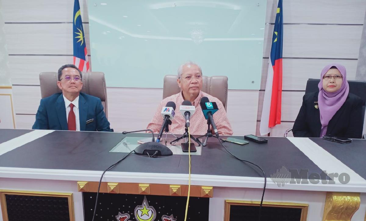 Annuar Musa pada sidang media selepas mempengerusikan mesyuarat jawatankuasa induk Sambutan Hari Malaysia 2022 di Seri Negeri Ayer Keroh, hari ini. FOTO AMIR MAMAT