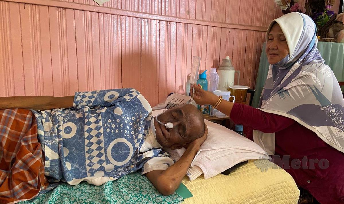 Rusnani menguruskan suaminya yang menderita penyakit kanser pangkal hidung. FOTO HAZIRA AHMAD ZAIDI