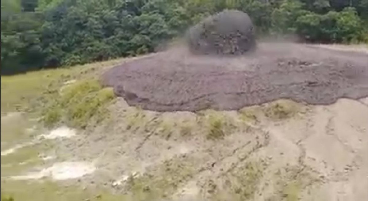 TANGKAP layar video gunung berapi lumpur yang meletus di Tabin. FOTO tular