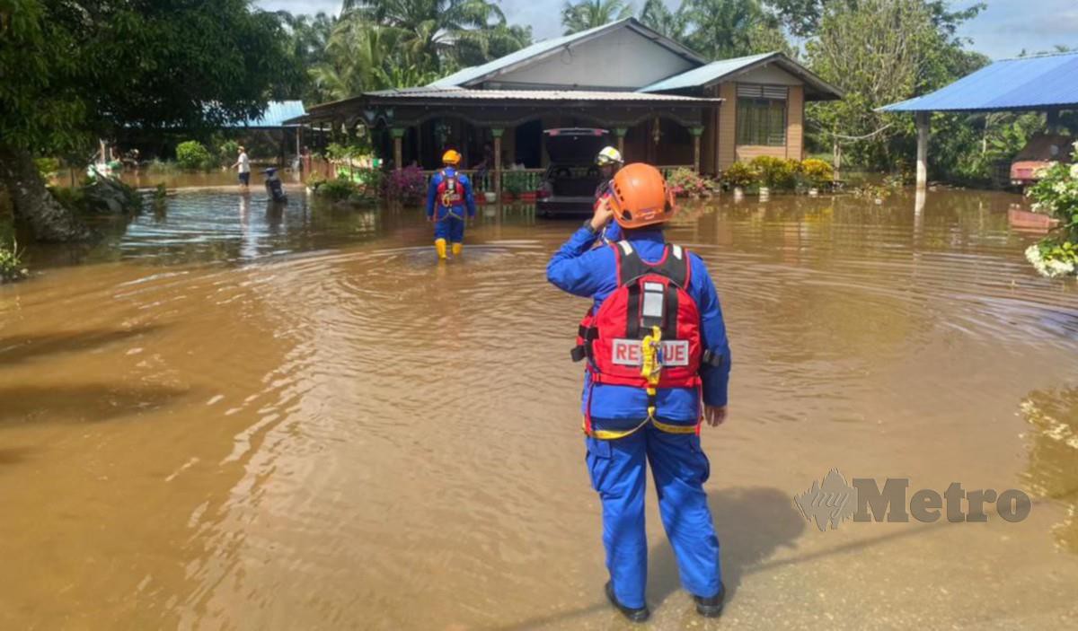RUMAH penduduk di Kampung Sri Gambut di Pontian masih digenangi banjir termenung sejak kelmarin. FOTO Ihsan APM