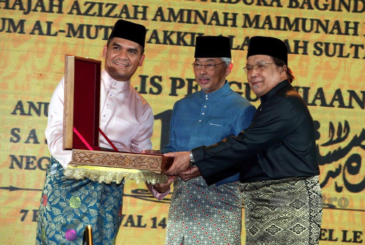 AL-SULTAN Abdullah berkenan menyampaikan Anugerah Sastera Negara kepada Rahman (kanan) diiringi Radzi (kiri). FOTO Hairul Anuar Rahim