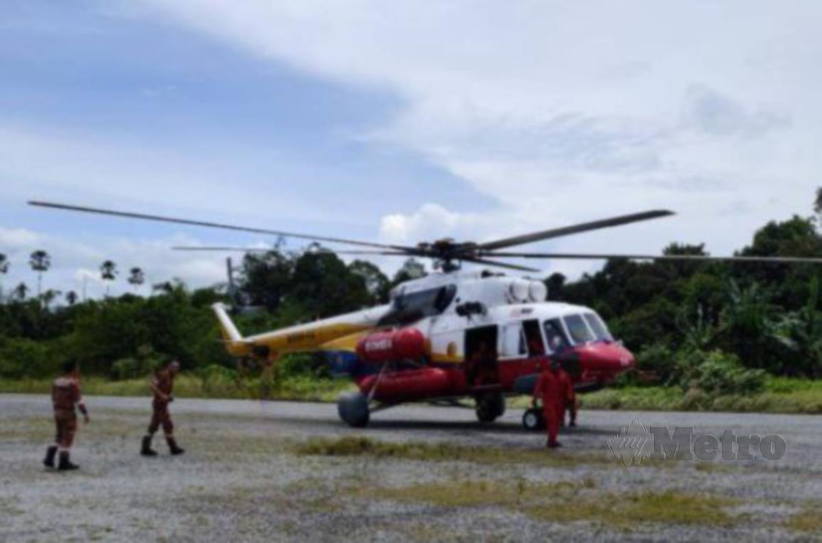 Khidmat helikopter JBPM Sarawak digunakan bagi menyalurkan bantuan makanan kepada penduduk di kawasan pedalaman Sarawak. Foto Ihsan Jabatan Penerangan