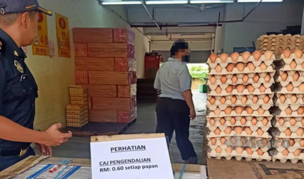 Penguat kuasa KPDNHEP Selangor membuat pemeriksaan dan mengeluarkan notis kepada pemborong yang mengenakan caj pengendalian RM0.60 kepada pembeli. FOTO IHSAN KPDNHEP