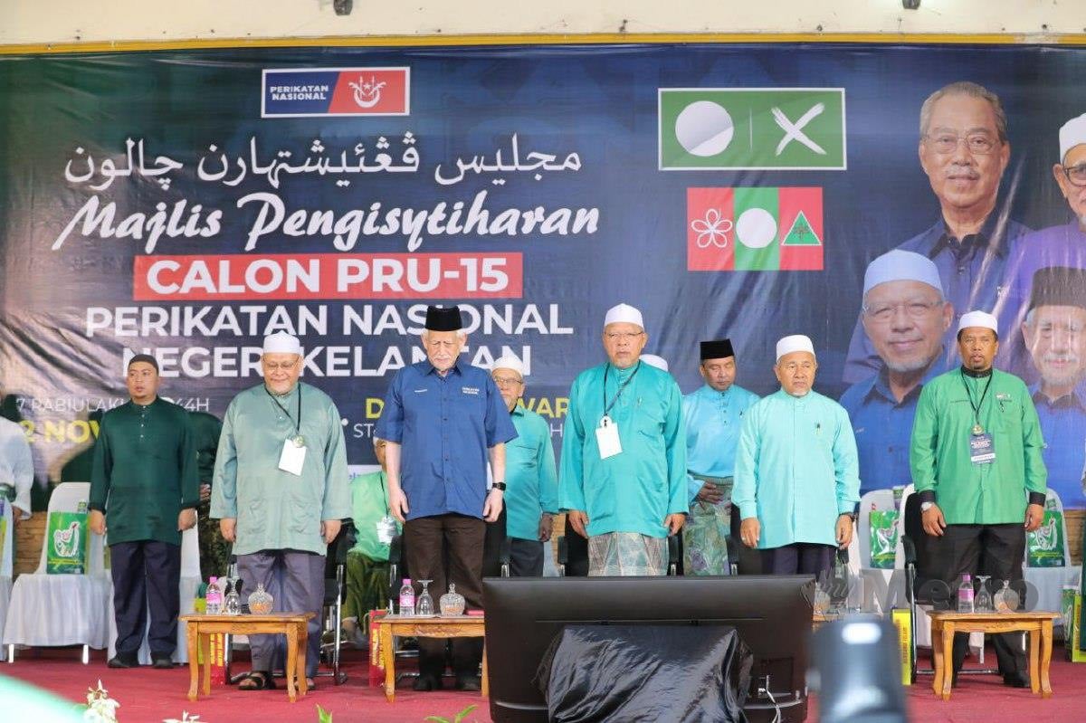 AHMAD Yakob (tengah) pada Majlis Pengisytiharan Calon PRU-15 PN Kelantan di Dataran Warisan Stadium Muhammad IV. FOTO Nik Abdullah Nik Omar.