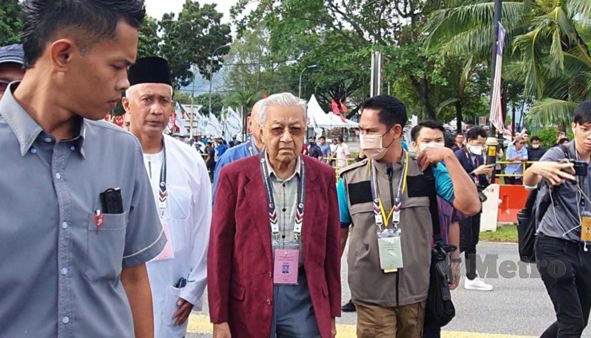 DR Mahathir tiba di Pusat Penamaan Calon di Pejabat Daerah dan Tanah Langkawi. FOTO Hamzah Osman