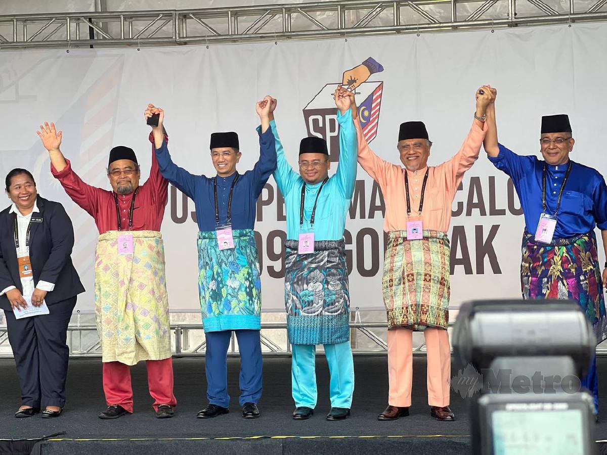 Zulkifli (dua kiri) bersama Mohamed Azmin (tiga kiri), Amiruddin, Jamaludin, Megat Zulkarnain. FOTO Mohd Nasaruddin Parzi