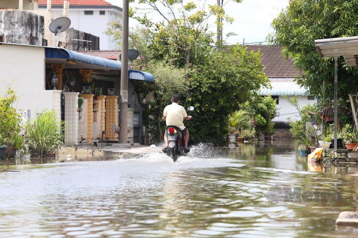 KELIHATAN penduduk meredah banjir selepas hujan lebat semalam ketika membuat tinjauan di Taman Sentul, Bukit Mertajam, Juru, Pulau Pinang. FOTO MIKAIL ONG