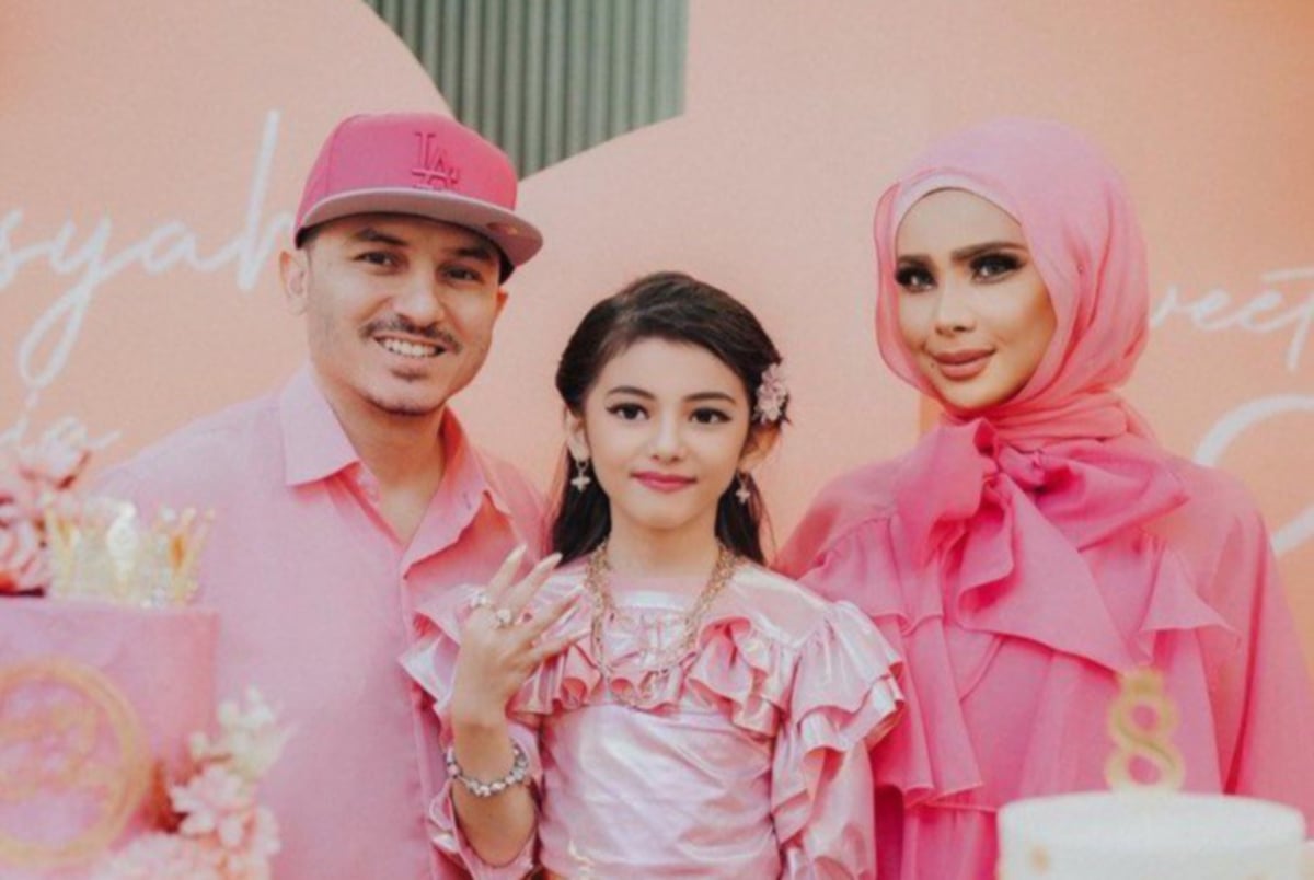 Aaisyah bersama ibu bapanya, Zain dan Che Ta pada majlis sambutan hari jadinya. Foto dari Instagram Rozita Che Wan