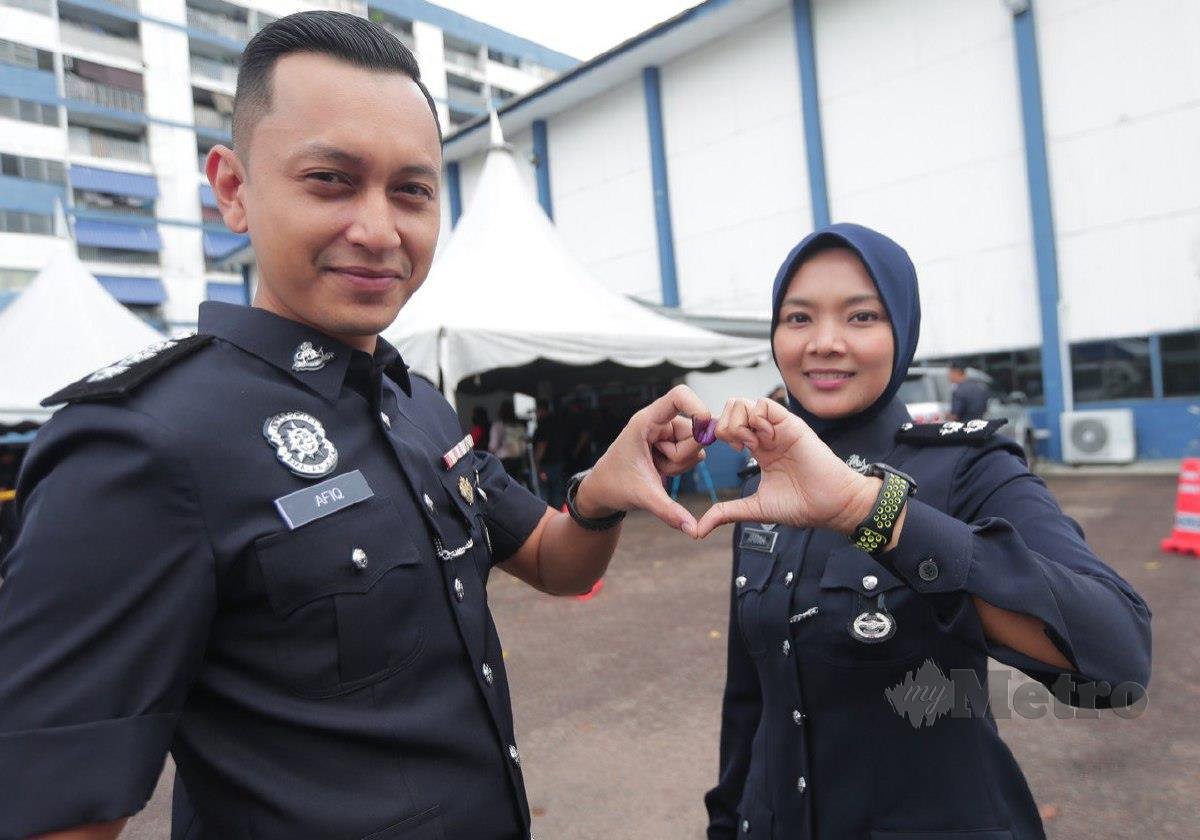 PASANGAN suami isteri, Inspektor Nurul Amirah Mohd Azam, 33, dan ASP Afiq Izani, 35, selesai membuat pengundian awal sempena Pilihan Raya Umum ke-15 di Ibu Pejabat Kontinjen Polis Johor. FOTO NUR AISYAH MAZALAN