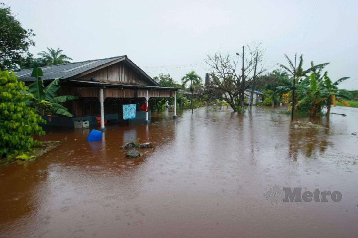 SEKITAR Kampung Johan Setia, Klang dinaiki air banjir berikutan hujan lebat bermula tengah malam tadi. FOTO Faiz Anuar