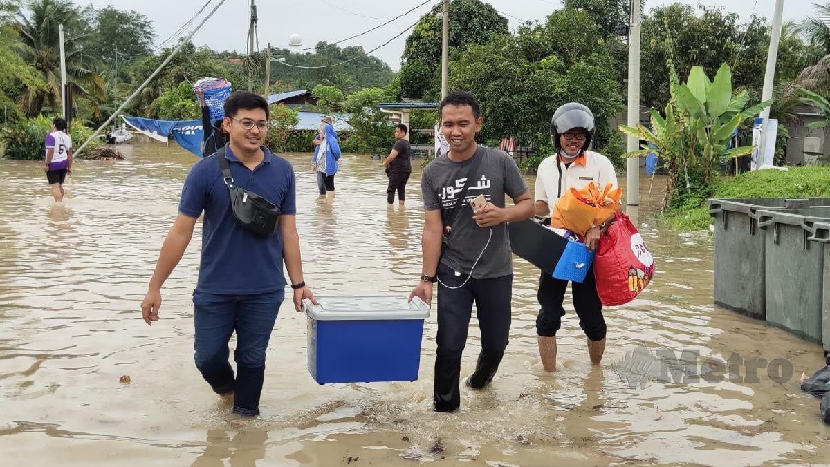 Penduduk Kampung Cemperai dan Kampung Seri Tanjung mula berpindah selepas kawasan itu dilanda banjir kilat sejak 6 pagi tadi. Foto Samadi Ahmad