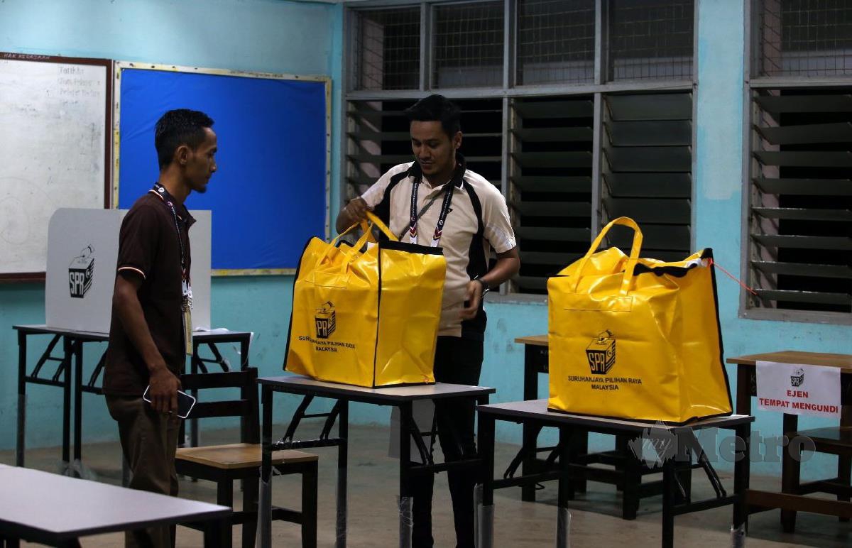 Petugas SPR membawa peti undi ke Pusat Mengundi di SMK Bandar Kerayong, Bera sempena Pilihanraya Umum ke-15. FOTO HAIRUL ANUAR RAHIM