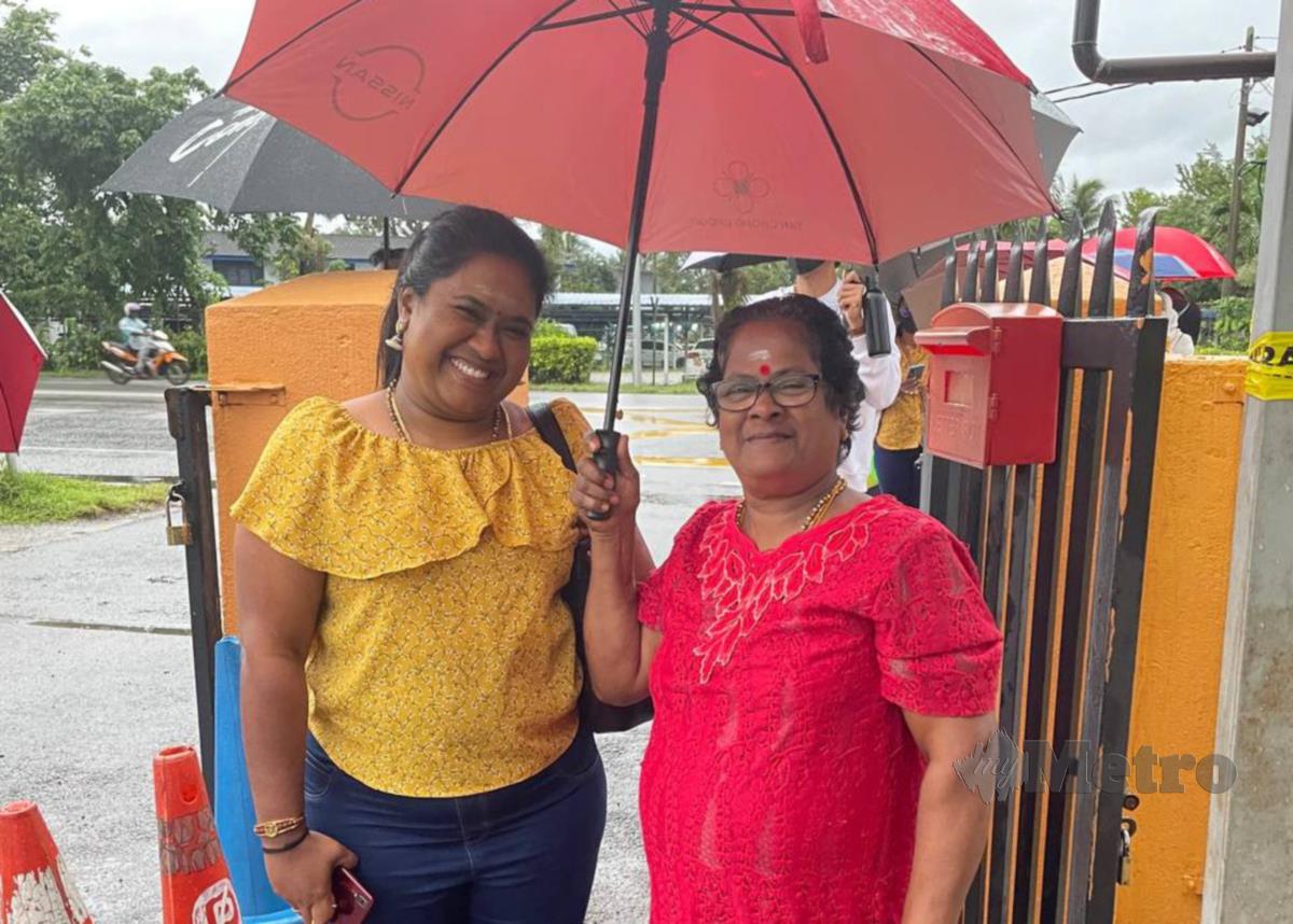 K.Premawathy dan  ibunya, S.Susiladevi  menjadi pengundi terawal apabila  tiba jam 6.45 pagi di pusat mengundi dekat Sekolah Kebangsaan (SK) Semenyih, di sini. FOTO Redzuan Muharam