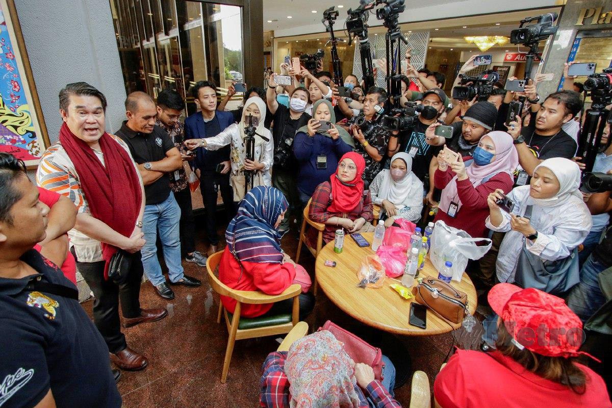 AHLI Umno Bahagian Bukit Bintang berkumpul mendesak Ahmad Zahid Hamidi meletakkan jawatan di Menara Dato Onn. FOTO Aizuddin Saad
