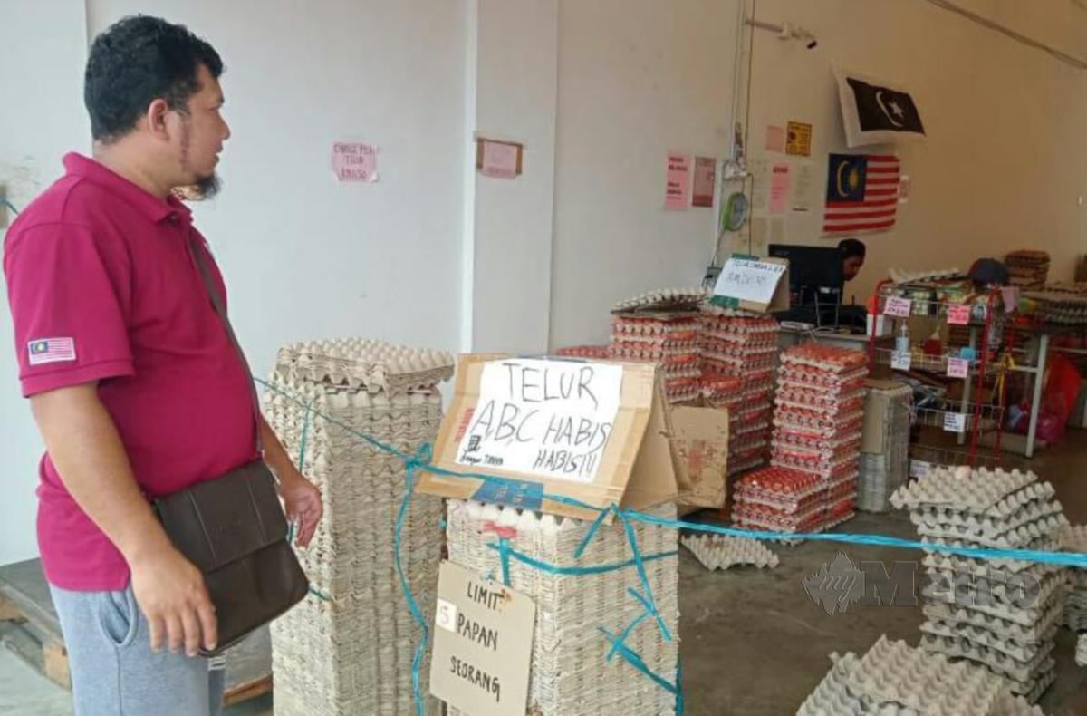 Ahmad (kiri) hampa melihat bekalan telor ayam di syarikat pemborong kehabisan hari ini. FOTO BAHAROM BAKAR