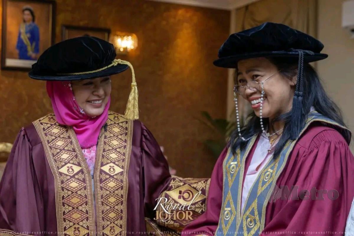 Permaisuri Johor, Raja Zarith Sofiah bermesra bersama graduan PhD, Dr Norizan Sulong di Majlis Konvokesyen Ke-66 UTM, Dr Norizan Sulong pada Khamis lalu. FOTO fb The Royal Johor. 