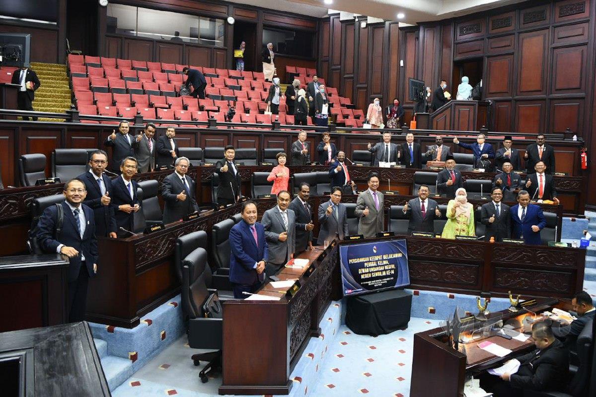 KESEMUA Adun Negeri Sembilan selepas Belanjawan Negeri Sembilan 2023 diluluskan. FOTO Ihsan Pejabat MB