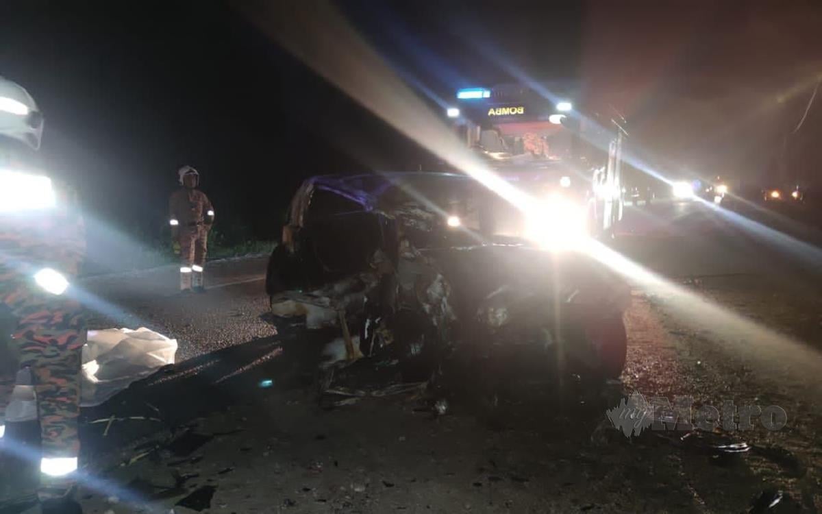 Keadaan kereta Perodua MyVi yang terbabit dalam kemalangan di Kilometer 33 Jalan Pekan-Nenasi-Rompin, Pekan. FOTO ihsan PDRM