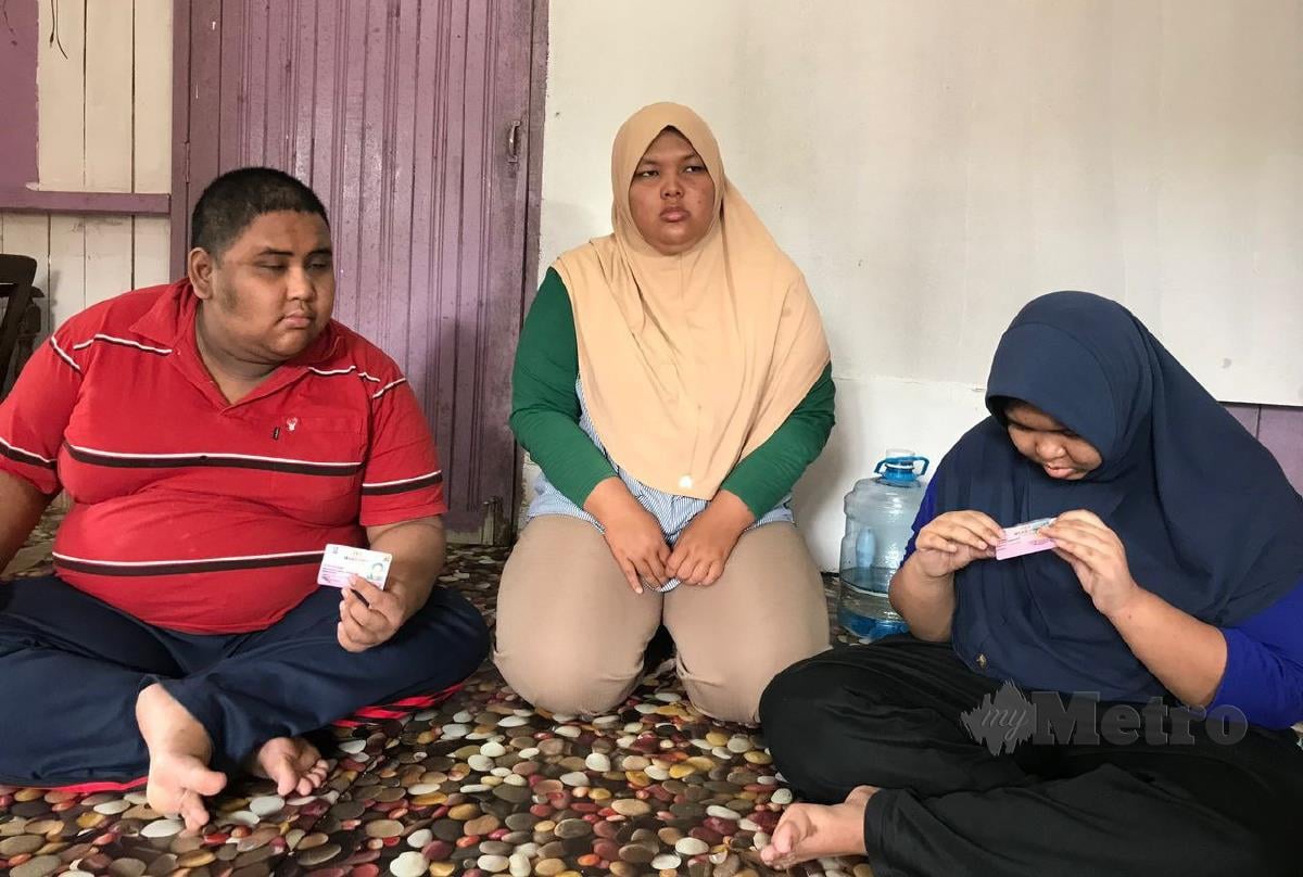 Nurul Izzah (tengah) bersama abang dan kakaknya di rumah mereka di Kampung Jerek, di sini. FOTO Paya Linda Yahya
