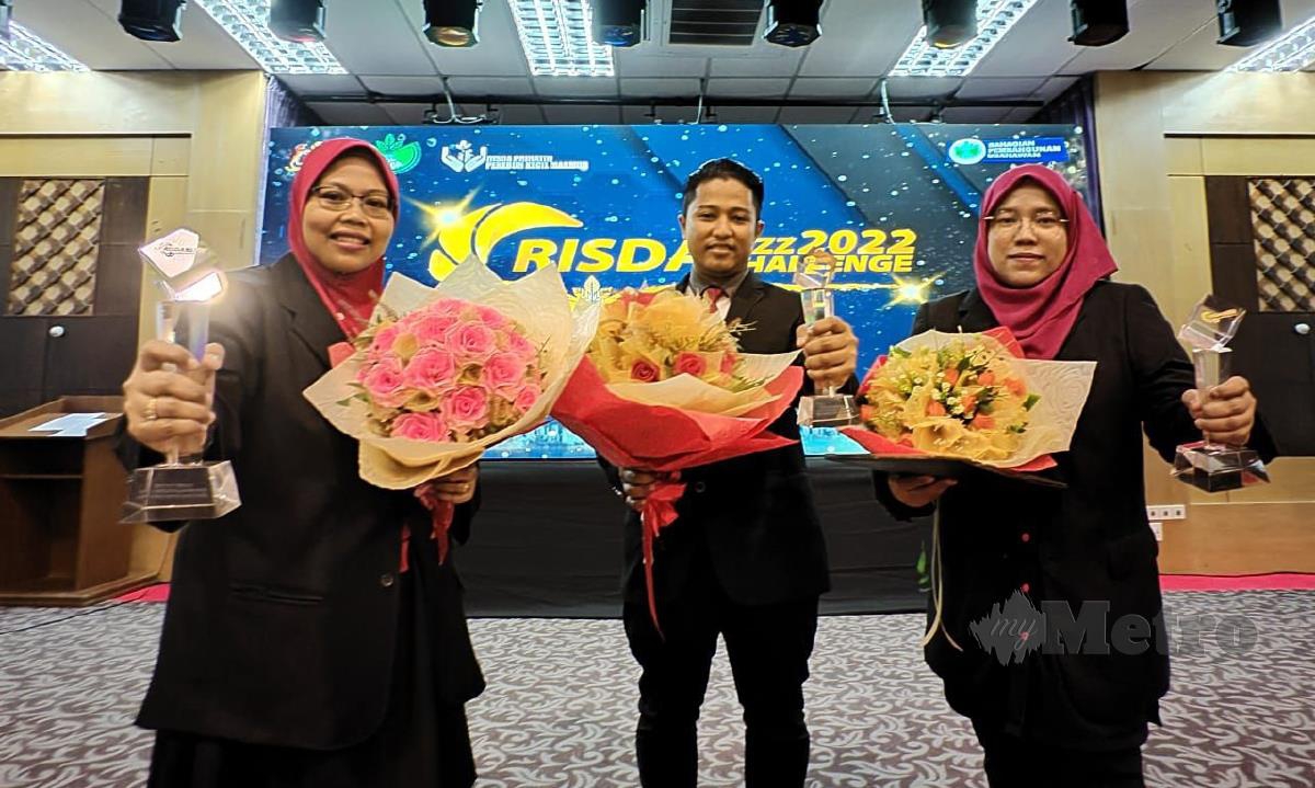 Tiga pemenang program RISDA Bizz Challenge, Muhammad Syazwan (tengah), tempat kedua Noraini, (kiri) dan Zalmiah di Pusat Latihan RISDA Port Dickson. FOTO MOHD KHIDIR ZAKARIA