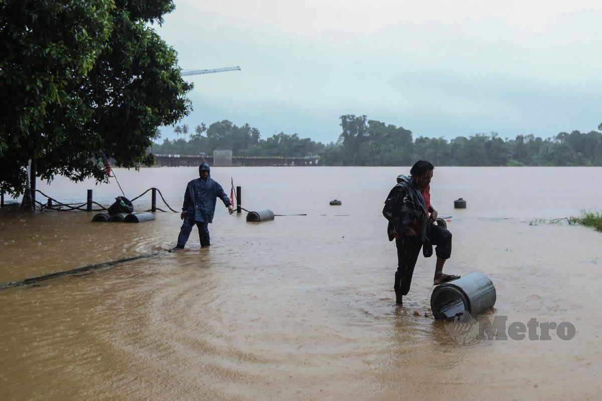 KEADAAN paras sungai  selepas hujan lebat  semalam di Pusat Rekreasi Kalang Warisan. FOTO Ghazali Kori
