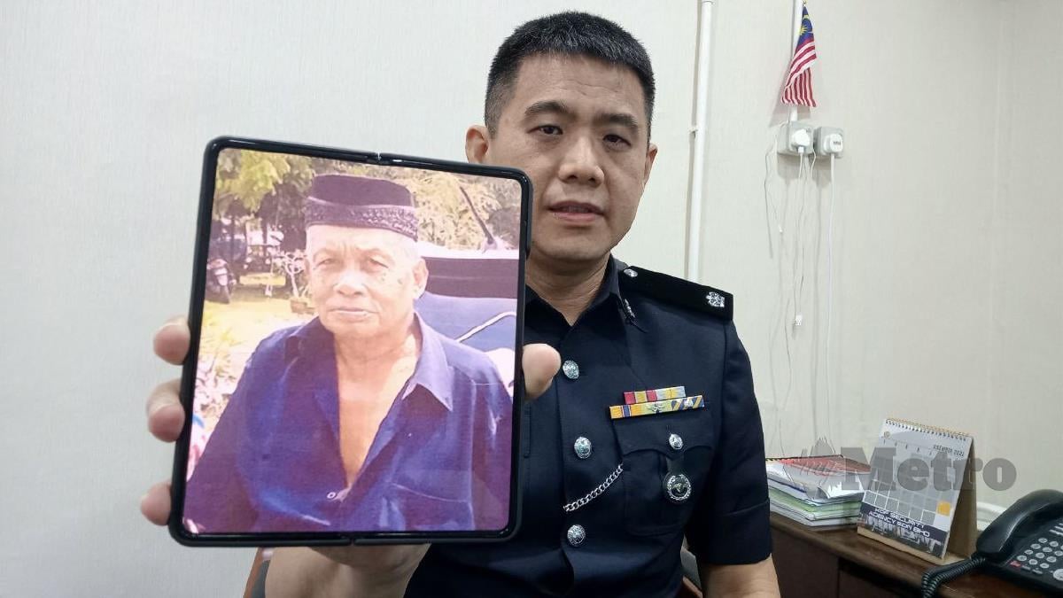Timbalan Ketua Polis Segamat, Deputi Superintendan Ng Swie Chait menunjukkan gambar Ithnin Warsan @ Wak Ithnin yang dilaporkan hilang pada 20 September, lalu. FOTO AHMAD ISMAIL