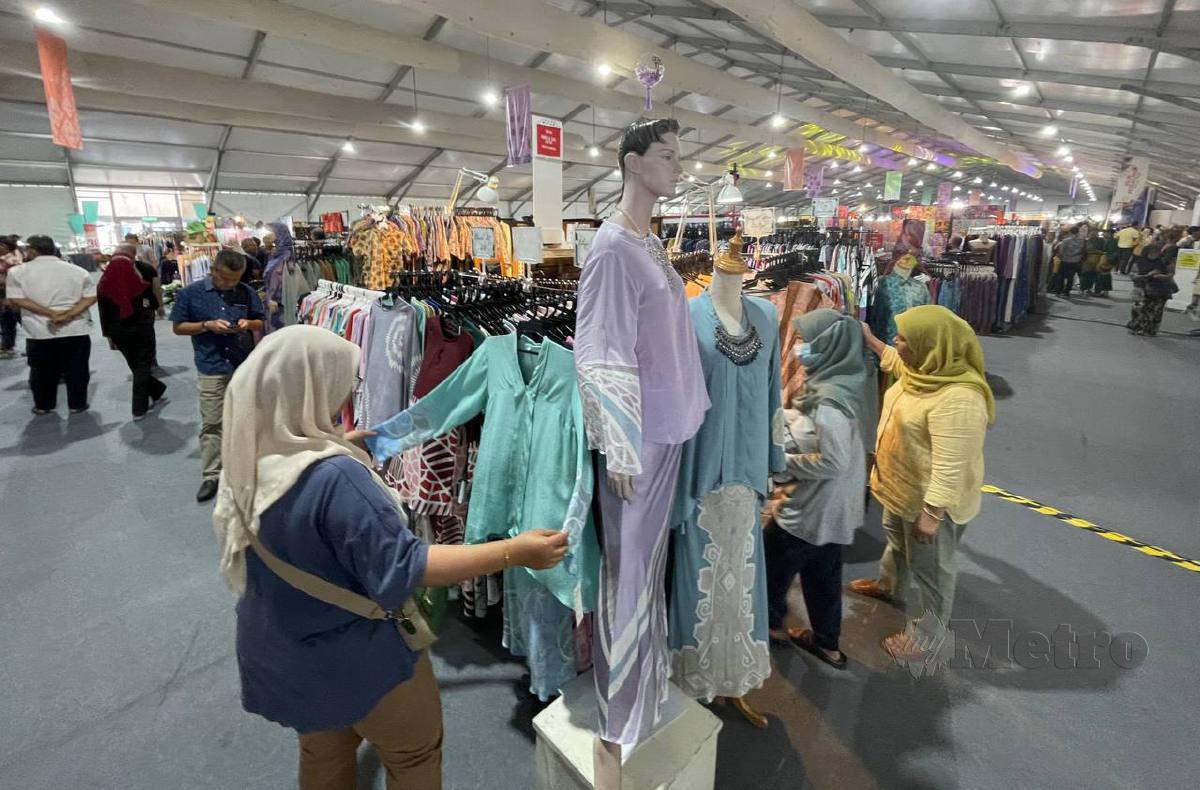 PENGUNJUNG tidak melepaskan peluang membeli-belah barangan berkualiti yang dijual di Festival Kraf Johor 2022.