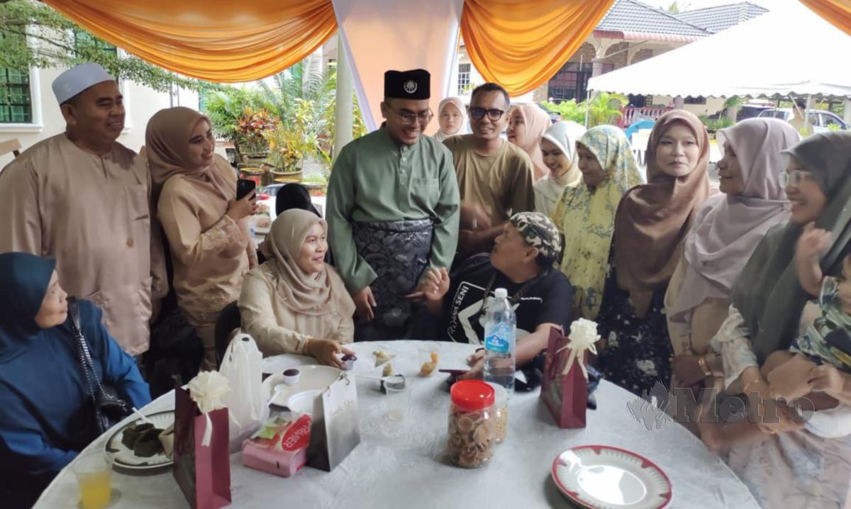 Pengantin lelaki, Syahiran Shaari,26 meneruskan perkahwinan tanpa pengantin perempuan yang terkandas akibat banjir di Kelantan. FOTO Nor Amalina Alias