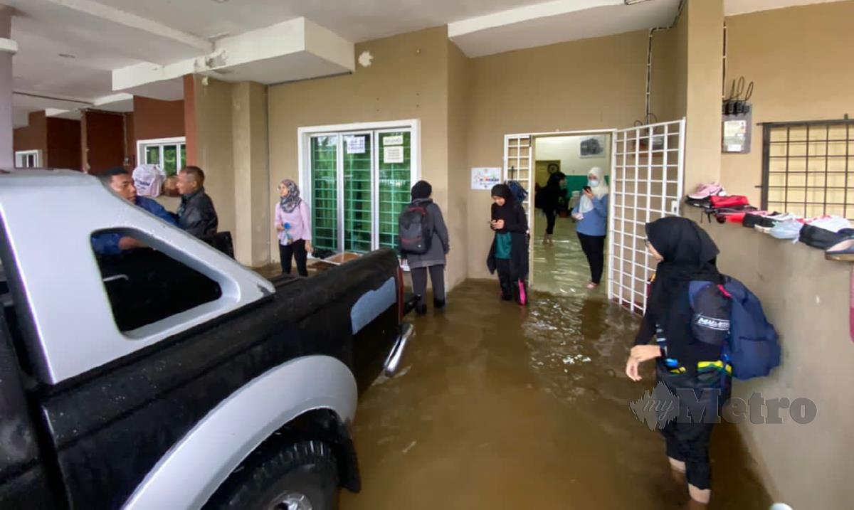 Proses membawa pelajar Universiti Sultan Zainal Abidin (UniSZA) ke asrama selepas rumah sewa mereks dinaiki air.Foto IHSAN UNISZA