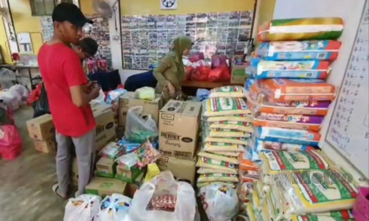 Bekalan keperluan makanan yang berada di Pusat Pemindahan Sementara PPS Sekolah Menengah Kebangsaan SMK Seri Rasau. Foto Rosli Ilham